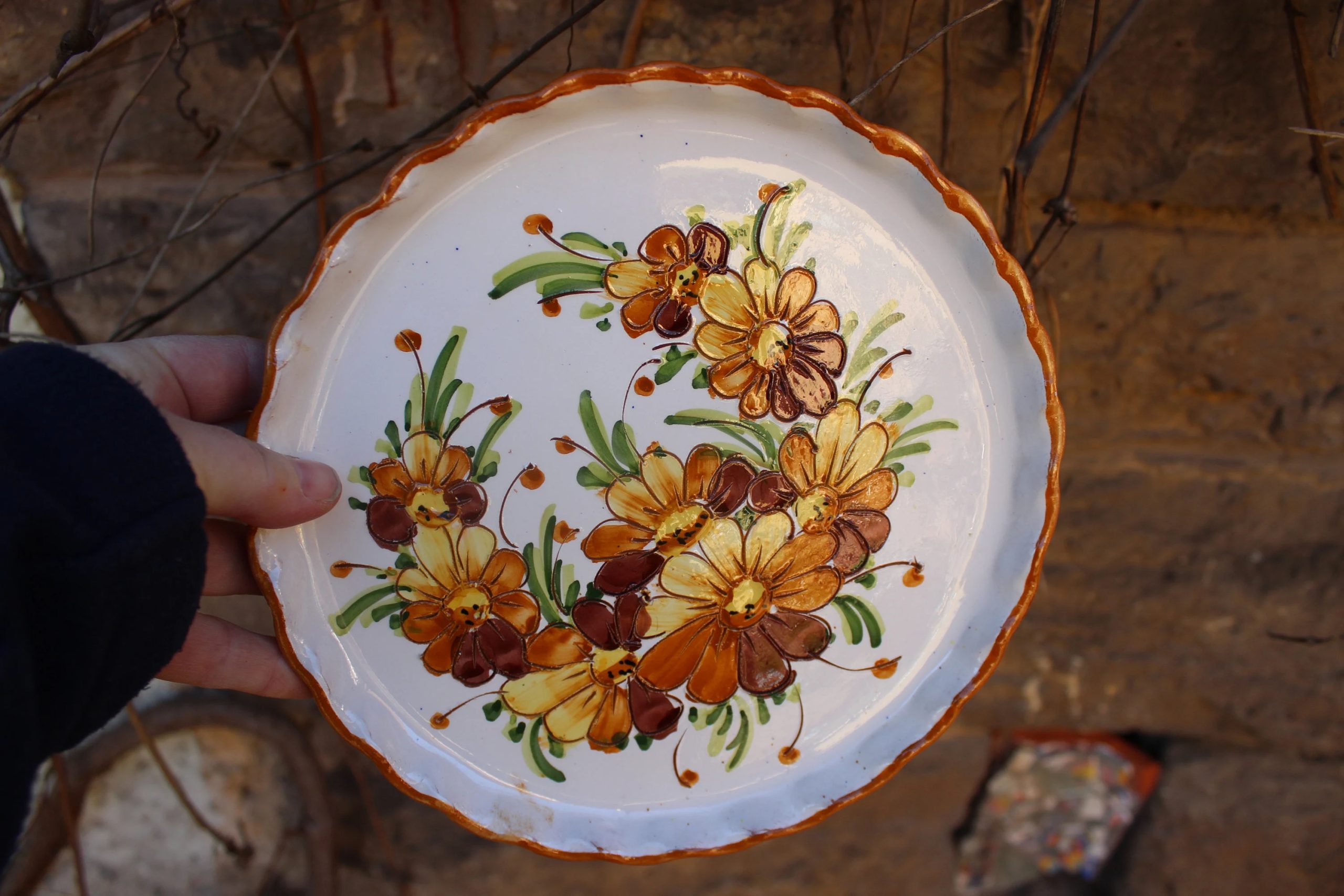 Retro fan shaped floral ceramic plate - View 2