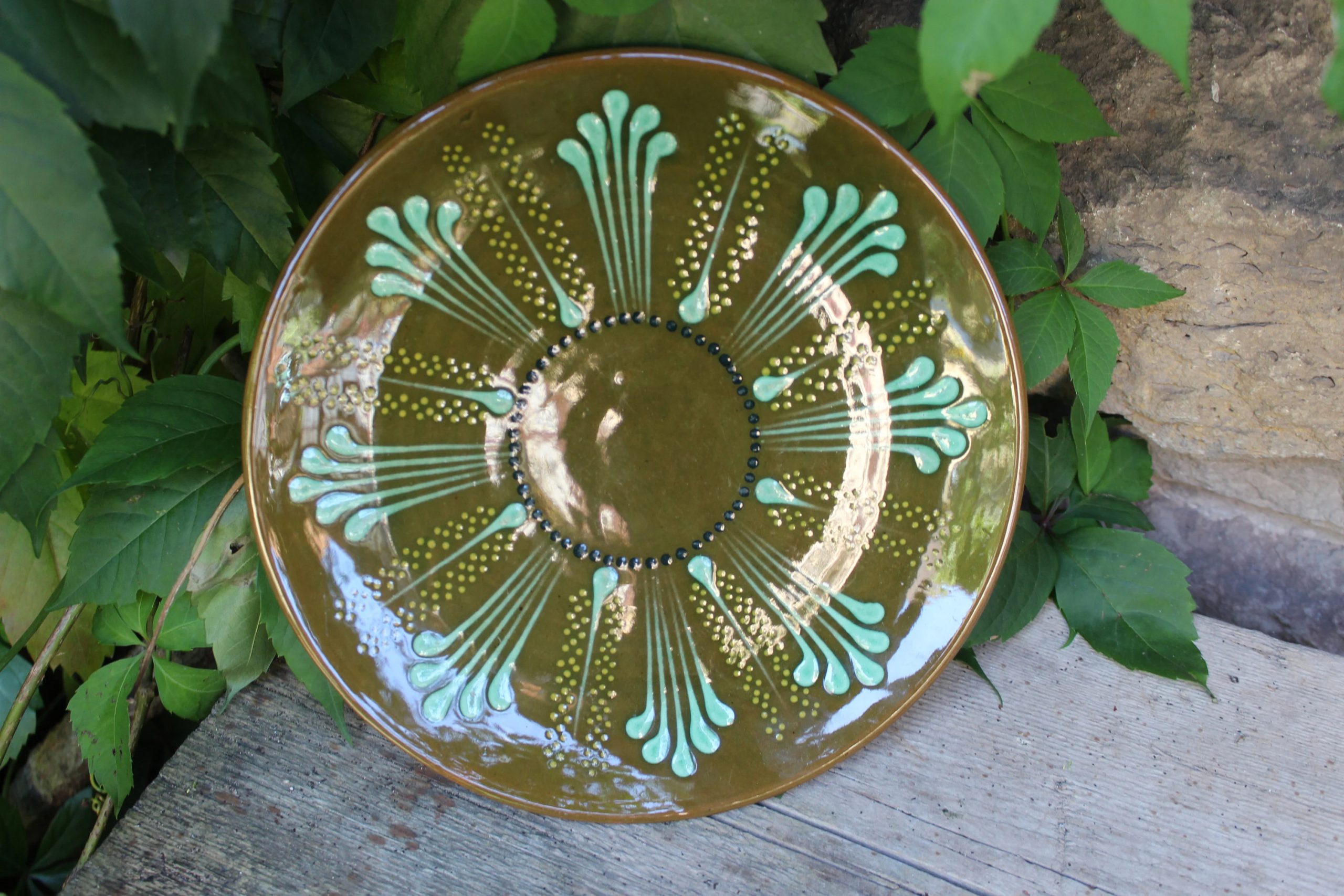Vintage olive green sunburst ceramic plate - View 2