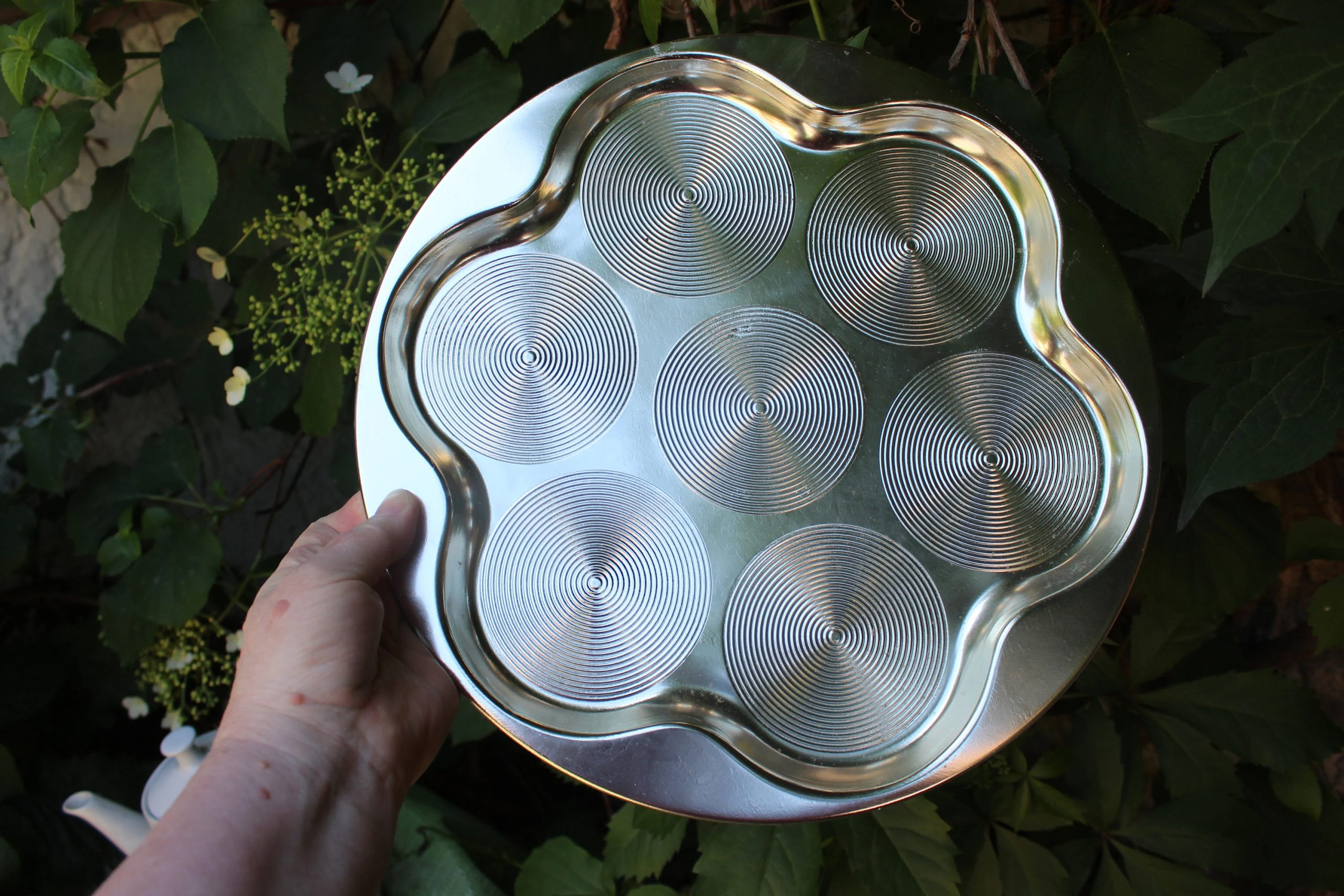 Gold fan-shaped metal decorative plate - View 3